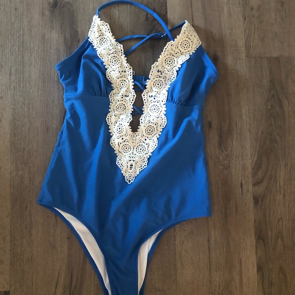 Cupshe swimsuit - Picture 3 of 5